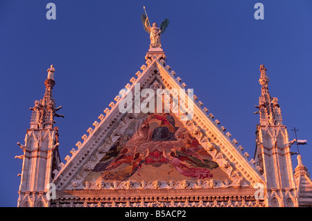 Incoronazione di Maria, sulla facciata del Duomo, mosaico da Augusto Castellani risalente al 1877, Siena, Toscana, Italia Foto Stock