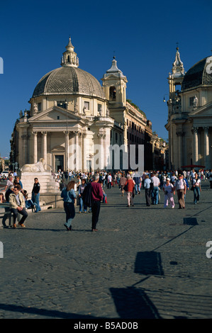 La Folla di fronte alla chiesa di Santa Maria di Montesanto Piazza del Popolo Roma Lazio Italia Europa Foto Stock
