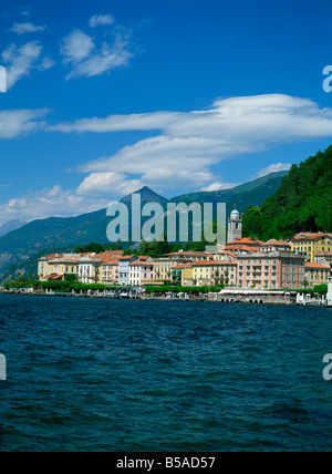 Case e chiesa a Bellagio sul Lago di Como in Lombardia Italia Europa Foto Stock