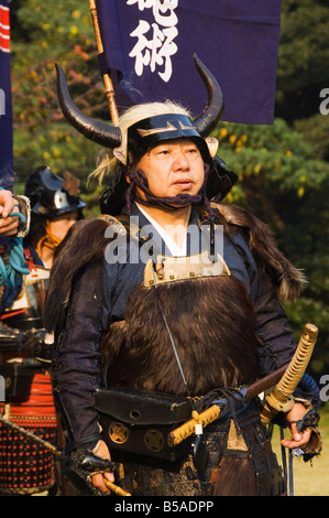 Samurai battaglia in costume rievocazione storica quartiere Harajuku Tokyo Isola di Honshu Giappone Asia Foto Stock