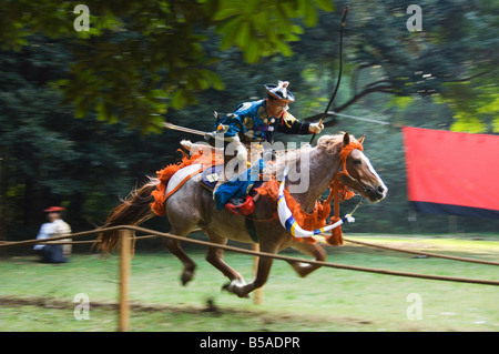 Cavallo tiro con l'arco concorrenza Yabusame quartiere Harajuku Tokyo Isola di Honshu Giappone Asia Foto Stock