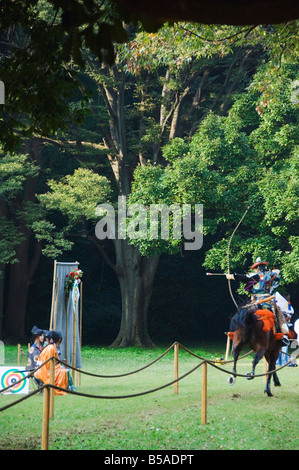 Cavallo tiro con l'arco concorrenza (Yabusame), quartiere Harajuku, Tokyo, isola di Honshu, Giappone Foto Stock