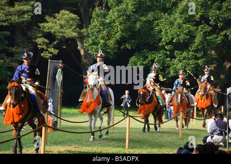 Processione di arcieri che precede un cavallo tiro con l'arco concorrenza (Yabusame), quartiere Harajuku, Tokyo, isola di Honshu, Giappone Foto Stock