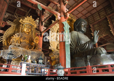 Big Buddhha tempio Todaiji costruito nel VIII secolo la città di Nara Prefettura di Nara Isola di Honshu Giappone Asia Foto Stock