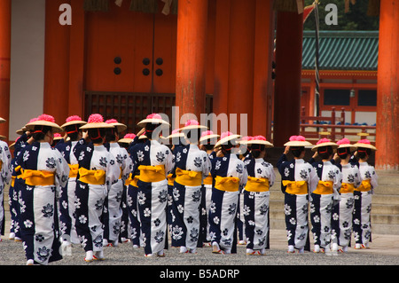 Processione del costume tradizionale di entrare Santuario Heian durante il Festival di Jidai delle età, Kyoto, isola di Honshu, Giappone Foto Stock