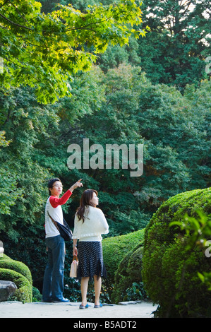 Coppia giovane camminare nel Giardino Shisendo Kyoto Isola di Honshu Giappone Asia Foto Stock