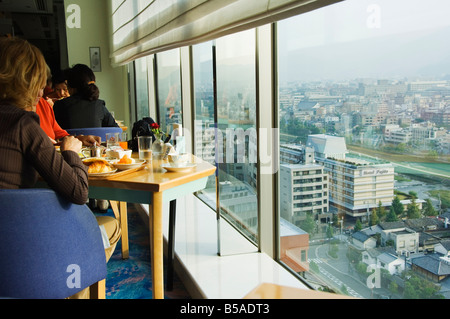 Sala per la colazione con vista del centro città in Hotel Okura Kyoto, isola di Honshu, Giappone Foto Stock