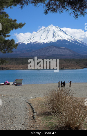 Quattro persone accanto al lago Shoji, con il Monte Fuji dietro, Shojiko, Central Honshu, Giappone Foto Stock