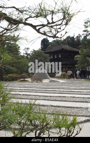 Giardino Zen che simboleggia il Monte Fuji e il mare, Padiglione di Argento, Ginkaku ji, Kyoto, Kansai, Honshu, Giappone Foto Stock