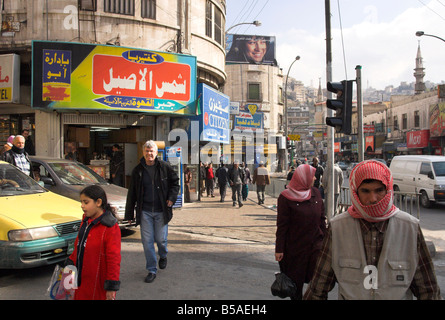 Persone in strada e manifesti pubblicitari, Basman Street, downtown area, Amman, Giordania, Medio Oriente Foto Stock