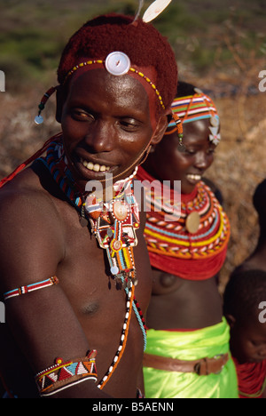 Samburu un ragazzo e una ragazza indossando il tradizionale perle, Sererit, Kenya, Africa orientale, Africa Foto Stock