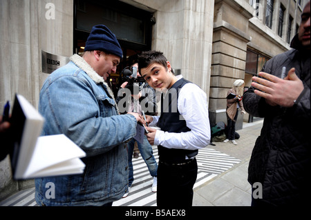 Firma autografi DOPO LA RADIO 2 Un giorno nella vita di Leon Jackson che ha vinto un 1 milione di contatto registrazione Leon Jackson s prima settimana come 2007 X Factor serie Tv vincitore Leon ha iniziato un ciclo di stampa e le interviste televisive in tutto il paese oggi Leon segni più autografi al di fuori di Radio 2 questo pomeriggio caratteristiche intervista con lo specchio s Beth Neill Foto Stock