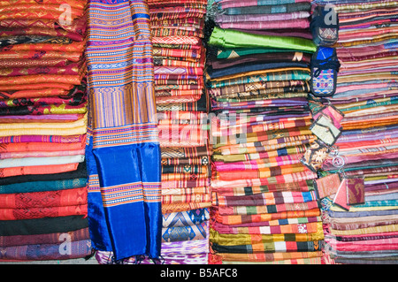 Sete nel mercato notturno, Luang Prabang, Laos, Indocina, sud-est asiatico Foto Stock