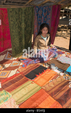 Tessuti di seta, aveva Tur, a Lao Lua Village, vicino Pakbang, Nord del Laos, Indocina, sud-est asiatico Foto Stock