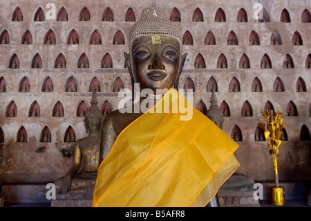 Statua di Buddha in galleria o chiostro che circonda la Sim, Wat Sisaket, Vientiane, Laos, Indocina, sud-est asiatico Foto Stock