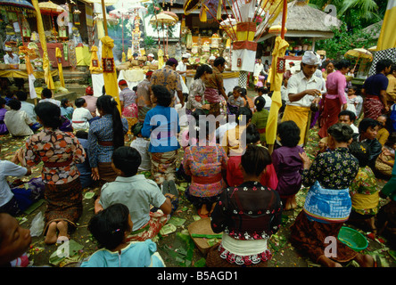 Per i fanatici indù riceve acqua santa in Pura Taman Pule tempio sul giorno di Kuningan, Mas, Gianyar District, Bali, Indonesia, Asia Foto Stock