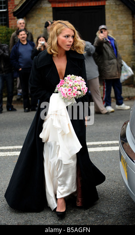 Nozze di Billie Piper e compagno di attore Laurence Fox Billie Piper arrivando presso il St Mary s chiesa nel villaggio Easebourne nel west sussex oggi Foto Stock