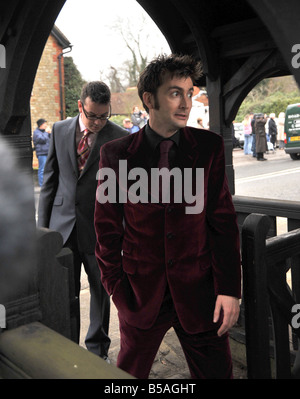 Nozze di Billie Piper e compagno di attore Laurence Fox presso la chiesa di St Mary s a Easebourne West Sussex attore David Tennant in arrivo per il servizio Foto Stock