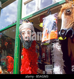 Un Osama bin Laden maschera di Halloween appesi in uno scherzo vetrina da Spitalfields Market nella zona est di Londra Inghilterra REGNO UNITO KATHY DEWITT Foto Stock