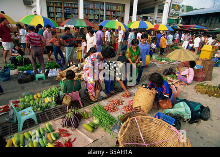 Street Market dove Iban Dayaks venite a vendere produrre, Kapit, Rejang Fiume Sarawak, Malaysia, sud-est asiatico Foto Stock