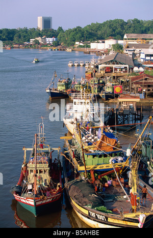 Barche da pesca ormeggiato sul fiume Terengganu a Kuala Terengganu, capitale dello stato di Terengganu, Malaysia, sud-est asiatico Foto Stock