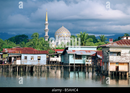 Stilt village e Moschea di Stato in Kota Kinabalu, punta settentrionale del Borneo, Malaysia, Asia Foto Stock