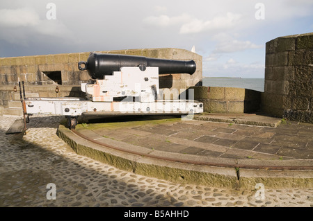 Cannone direzionale sul telaio e la piattaforma girevole a Carrickfergus Castle che mostra le vie Foto Stock