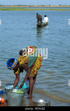 Lavare i panni nel fiume Niger, Segou, Mali, Africa occidentale, Africa Foto Stock