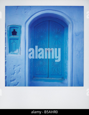 Polaroid di tradizionale dipinto di blu della porta contro la parete  bluewashed Chefchaouen Marocco Nord Africa Africa Foto stock - Alamy