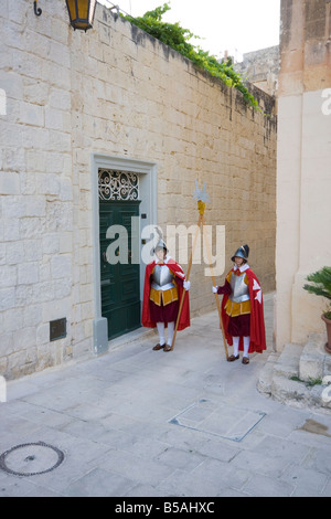 Le protezioni in abito tradizionale, Mdina, Malta, Europa Foto Stock