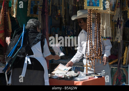 Bancarelle che vendono souvenir religiosi e artefatti, Santuario de Atotonilco, stato di Guanajuato, Messico Foto Stock