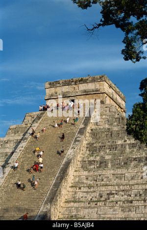 I turisti la scalata di El Castillo, piramide dedicato al dio Kukulcan, Chichen Itza, Yucatan, Messico, America del Nord Foto Stock