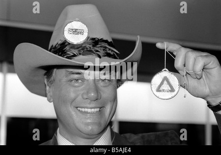 Attore americano Larry Hagman chi gioca J.R Ewing in 'Dallas' raffigurato in London, promuovendo l'essere visto durante la notte i catarifrangenti per ch Foto Stock