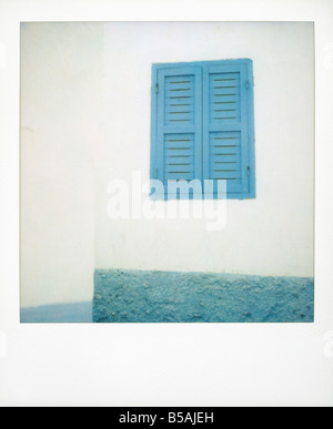 Polaroid di dipinto di blu persiana contro la parete dipinta di bianco Asilah Marocco Nord Africa Africa Foto Stock