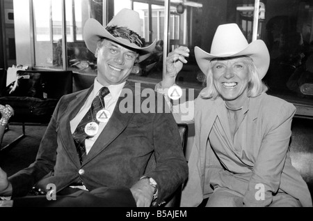 Attore americano Larry Hagman chi gioca J.R Ewing in 'Dallas' raffigurato in Londra con sua moglie Maj, promuovendo l'essere visto durante la notte Foto Stock