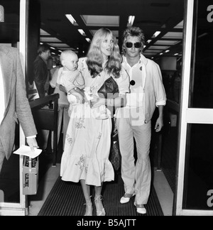 Cantante pop Rod Stewart con moglie Alana e 10 mesi Kimberley lasciare Heathrow per New York da Concorde. Giugno 1980 Foto Stock