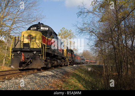 Penisola Ohio il Cuyahoga Valley Scenic Railroad corre lungo il fiume Cuyahoga in Cuyahoga Valley National Park Foto Stock