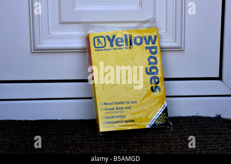 Pagine gialle sulle porte anteriori di house REGNO UNITO Foto Stock
