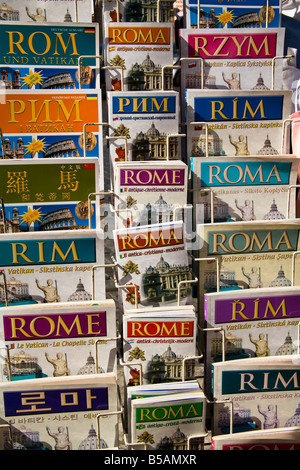 Guide turistiche di Roma sul display al di fuori di un negozio, Roma, Italia Foto Stock