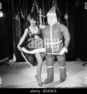 Modello Kim Tracy visto qui vestita per l'ufficio festa di Natale. 1960 E479-012 Foto Stock