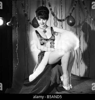 Modello Kim Tracy visto qui vestita per l'ufficio festa di Natale. 1960 E479-022 Foto Stock