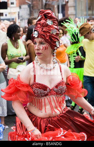 Ritratto di una donna matura dancing in una sfilata di carnevale a Londra Foto Stock