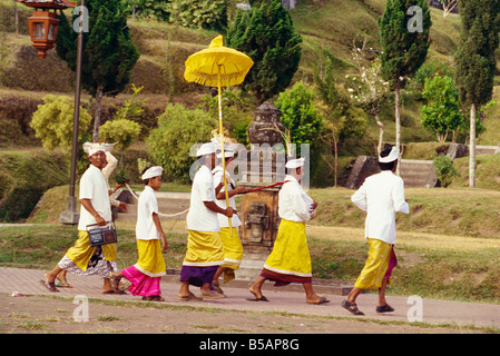 I visitatori del Tempio madre di Besakih sulle pendici del Bunug vulcano Agung, Bali, Indonesia, Asia Foto Stock