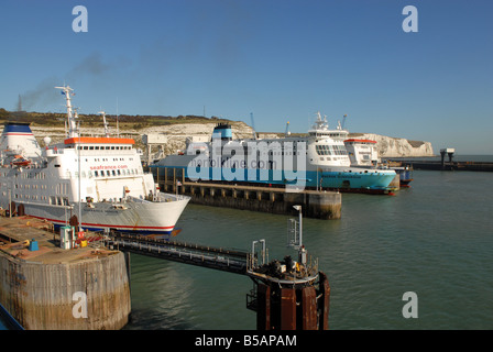 Canale trasversale dei traghetti nel porto di Dover in Inghilterra Foto Stock