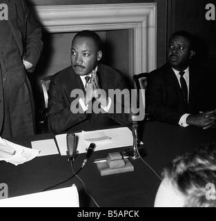 Dr Martin Luther King che parla alla sua conferenza stampa dopo il sermone a St Pauls Cathed Londonr LAFjan MSI05 XV Gennaio segna il compleanno del nero americano leader dei diritti civili Martin Luther King nato ad Atlanta in Georgia nel 1929 vincitore del Premio Nobel per la Pace nel 1964 Foto Stock