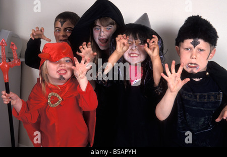 Gruppo di ragazzi vestito per Halloween Foto Stock