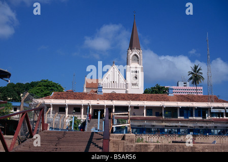 Cattedrale cattolica romana e waterfront costruzione di Dar es Salaam Tanzania Africa est Africa Foto Stock