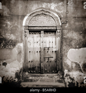 Immagine scattata con una Holga medio formato 120 film fotocamera giocattolo di vecchi Omani legno chiodati porta, Stonetown, Zanzibar, Tanzania Foto Stock