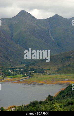 Guardando a sud-est alla testa del Loch Duich con le cinque sorelle di Kintail in background Foto Stock