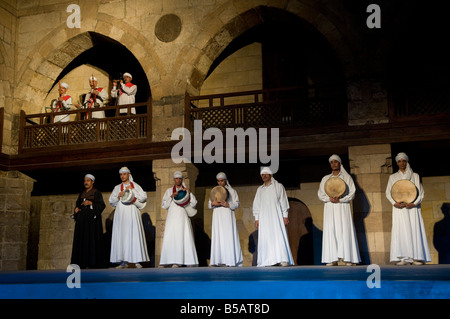 I Dervish o prestazioni Darvish di al tannoura patrimonio egiziano dance troupe al Wekalet el Ghouri Arts Center nel vecchio Cairo Egitto Foto Stock